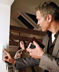 Okna do poddaszy INTEGRA® są fabrycznie wyposażone w elektryczny system sterowania  io-homecontrol®