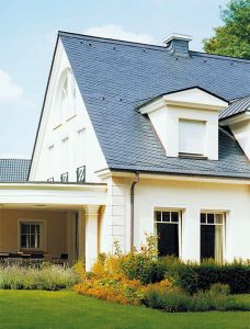 Elegancki wygląd pokrycia łupkowego ma swoje źródło w identycznej geometrii kamieni. Obramowanie powierzchni dachu stanowi rząd łupków przy okapie, rząd początkowy, końcowy oraz rząd przy kalenicy.