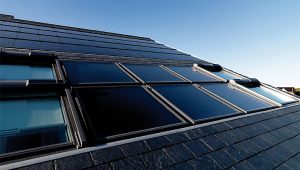 Fot. Velux. Okna i kolektory VELUX doskonale harmonizują się w połaci dachu
