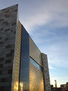 Północna fasada nowego skrzydła repozytorium odnowionej biblioteki Liverpool Central Library:zaawansowana membrana oddychająca DuPont™ Tyvek® chroni wewnętrzną konstrukcję fasady. Zdjęcie Ben Aston (wszystkie prawa są zastrzeżone), za uprzejmością Shepherd Construction