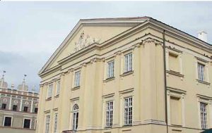 Obecny budynek Trybunału Koronnego zastąpił dawny drewniany ratusz spalony w 1389 roku. Początkowo nowo wybudowany budynek pełnił funkcję miejskiego ratusza, a od 1587roku mieścił się tam Trybunał Koronny dla szlachty z Małopolski. Współcześnie w budynku znajduje się Pałac Ślubów i Muzeum Historii Ratusza i Trybunału Koronnego. Odbywają się tu również koncerty muzyczne.