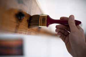 Postarzanie mebli – nowy trend w dekoracji wnętrz