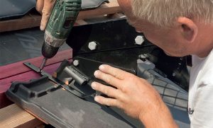 Fot. 13. Żeby stabilnie zamocować takie akcesoria, jak ława kominiarska, płotki śniegowe itp., powyżej łat, na których opierają się dachówki, przybija się dodatkowe łaty, do których wkrętami przytwierdza się elementy mocujące.