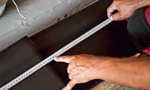 Fot. 4. Wymiar między końcami pierwszej i jedenastej dachówki na zsuwie i rozsuwie dodaje się i następnie dzieli przez 20. Wynik to średni rozstaw łat. 
