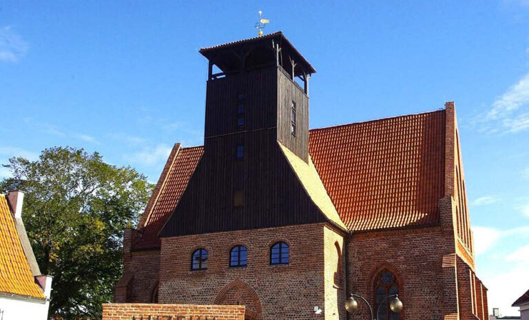 Fot. 1. Pokrycie minch-mniszka na dachu Muzeum Rybołówstwa - Hel, Bulwar Nadmorski 2.