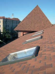 Firma FAKRO rekomenduje aby w dachach o kącie nachylenia poniżej 30° stosować okna posiadające co najmniej 3 klasę bezpieczeństwa