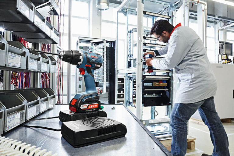 System Bosch Wireless Charging dla profesjonalistów – nowy wymiar ładowania elektronarzędzi akumulatorowych