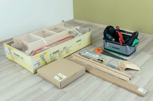 Fot. 1. Przygotowujemy miejsce pracy: narzędzia, wkręty lub kołki montażowe, drewniane przekładki oraz łaty montażowe, na których będziemy osadzać schody w stropie.