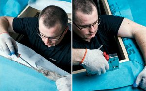 Fot. 11. Szczelinę pomiędzy skrzynką a otworem wypełniamy materiałem termoizolacyjnym – wełną owczą. Następnie kołnierz paroprzepuszczalny łączymy z membraną.
