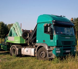 1. Gotowe wiązary transportujemy specjalnie do tego celu przygotowanym samochodem.