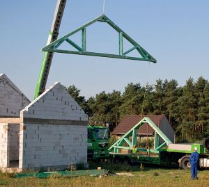 2. Poszczególne elementy konstrukcyjne rozładowywane są na ziemi, w celu poukładania ich w odpowiedniej kolejności. Przy tej czynności pamiętać należy o podkładach, które uchronią drewno przed wilgocią z gleby.