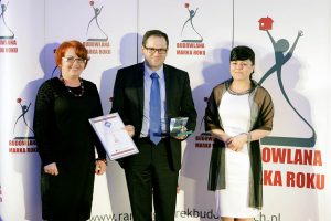 Dr Elżbieta J. Syrda (Założycielka i Właścicielka ASM) i Małgorzata Walczak-Gomuła (Prezes Zarządu ASM)  po wręczeniu nagrody Złota Budowlana Marka Roku 2014 w kategorii open Pawłowi Kisielowi (V-ce Prezes ds. Sprzedaży i Marketingu) z Grupy ATLAS