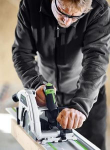 Fot. 5. Precyzyjne prowadzenie HK 85 z szyną prowadzącą Festool.