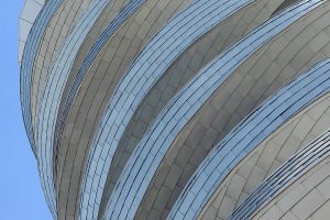 Lotnisko w Edmonton elewacja z RHEINZINK prePATINA blaugrau w technologii łuski
