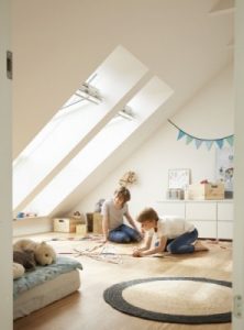 Wnętrze poddasza doświetlone oknami dachowymi Velux.