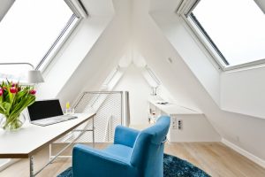 Wnętrze poddasza doświetlone oknami dachowymi Velux.