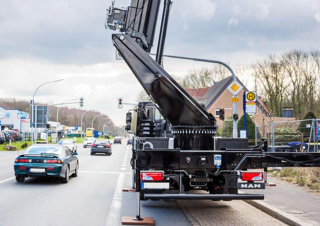 Fot. 2. Żuraw Böcker AK 34/4000 Wyjątkowo mały promień pozwala pracować bez większego zakłócenia ruchu.