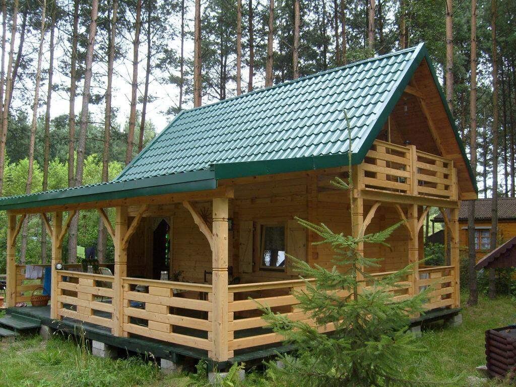 Domek drewniany z przestronną, osłoniętą werandą