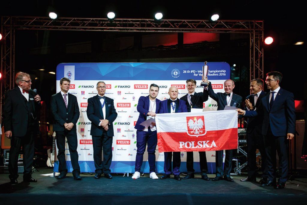 Mistrzowie Dekarstwa w kategorii dach stromy: Dariusz Jurga, Oskar Sworek i Tomasz Jurga. Podczas uroczystej Gali nagrody wręczył Dyrektor Generalny firmy VELUX, Jacek