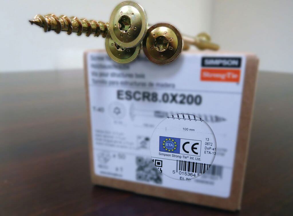 Fot. 2. Etykieta wkrętów ciesielskich z oznaczeniem CE.