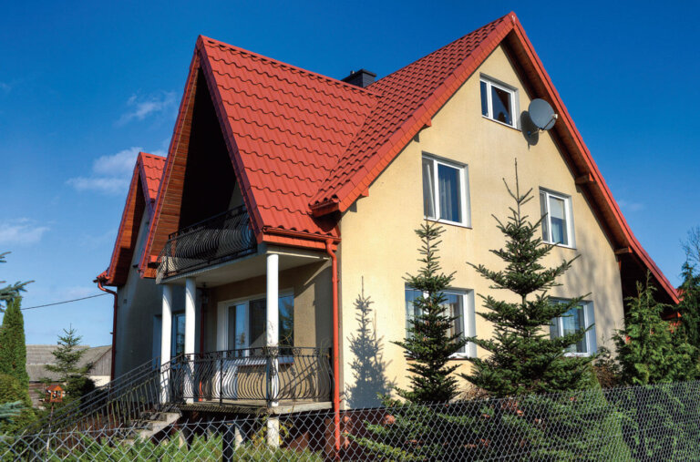 Idealne połączenie domu kandyjskiego z blachodachówką Lindab Riviera