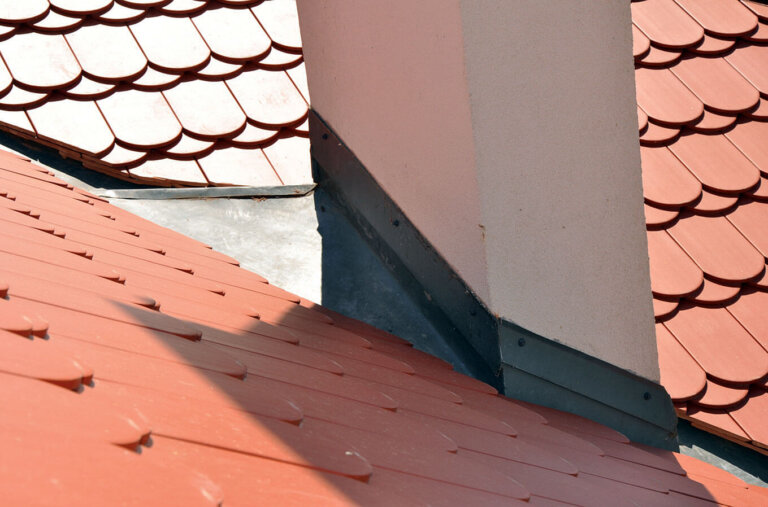 Fot. 1. Komin usytuowany w przecięciu dwóch połaci dachowych. fot. Marek Podeszwa
