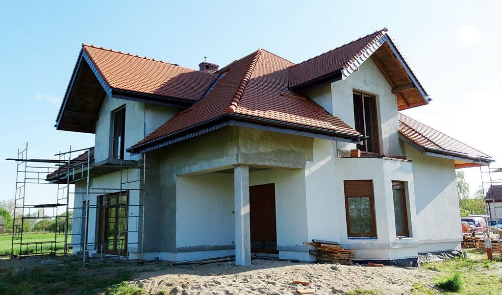 Firma Ciesielstwo – Dekarstwo Rafała Szczepańskiego specjalizuje się w układaniu pokryć dachowych z dachówki