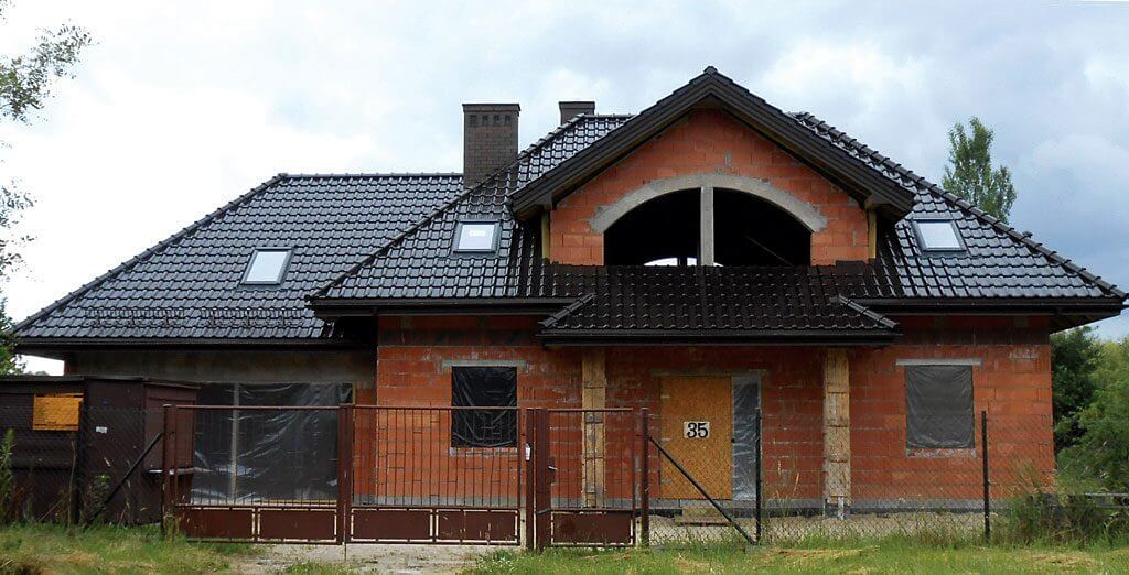 Firma Ciesielstwo – Dekarstwo Rafała Szczepańskiego specjalizuje się w układaniu pokryć dachowych z dachówki