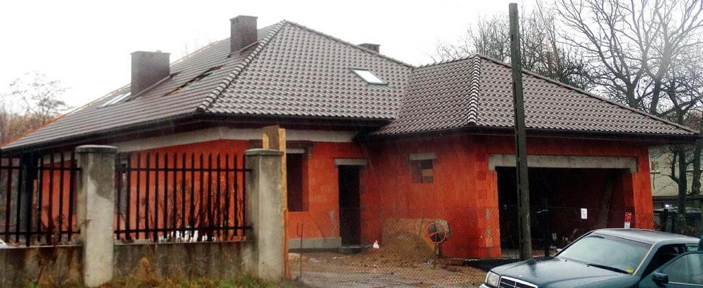 Firma Ciesielstwo – Dekarstwo Rafała Szczepańskiego specjalizuje się w układaniu pokryć dachowych z dachówki