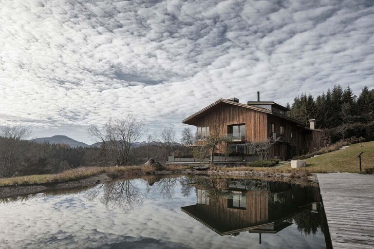 Surowa architektura wśród alpejskich pastwisk