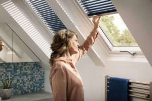Trzyszybowe okno dachowe VELUX GLU z klamką na dole