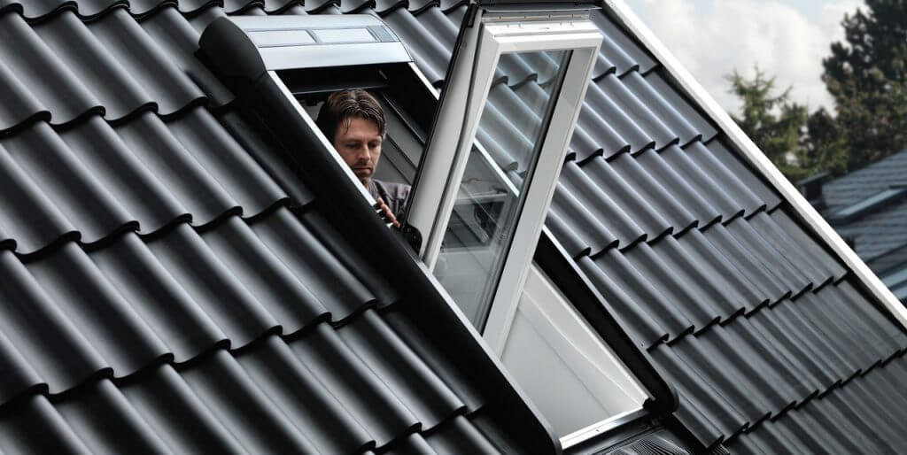 Po zakończeniu montażu włóż skrzydło w ościeżnicę, zamknij okno i uruchom roletę przy pomocy pilota. W przypadku rolety solarnej, bateria jest fabrycznie częściowo naładowana, a po pewnym czasie osiąga swoją pełną moc. W pełni naładowana, umożliwia 100 pełnych cykli obsługi – dzięki wbudowanemu akumulatorowi działa i w dzień, i w nocy, niezależnie od zachmurzenia. Zabezpieczenie przed pełnym jej rozładowaniem powoduje, że zawsze pozostaje tyle energii, aby podnieść roletę.