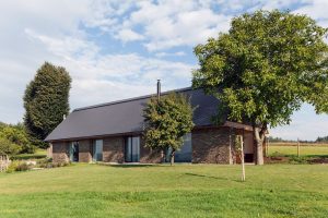 Dom w Czechach, przypomina nowoczesną stodołę,  Ov-a Tomáš Souček