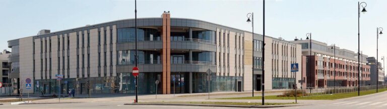 Fot. 1. Osiedle Królowej Marysieńki w Wilanowie. ALSAN® FLASHING jako uszczelnienie styku hydroizolacji i stolarki drzwiowej. W Warszawie, Poznaniu, Krakowie i Wrocławiu, wszędzie tam, gdzie powstają nowoczesne osiedla mieszkaniowe, w zasadzie nie stosuje się innej technologii uszczelnienia tych elementów, szczególnie wrażliwych na działanie otwartego ognia i wymagających szybkiego oraz pewnego wykonania.