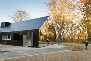 Fælledparken, Kopenhaga lustrzynay domek w centrum parku 