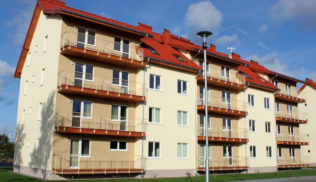 Zdj. 2. Osiedle domów wielorodzinnych – Ustka. Wykonawca: Trak-Bud. Drewniane budynki wielorodzinne.