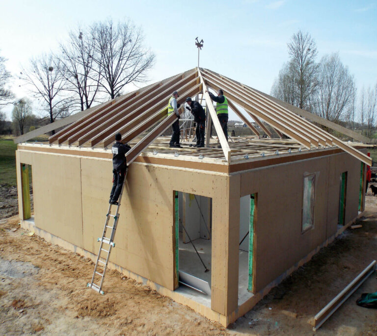 Łatwe transportowanie i obróbka krokwi STEICOjoist dzięki niewielkiemu ciężarowi Zdj. Szreder A.C. Dach STEICO