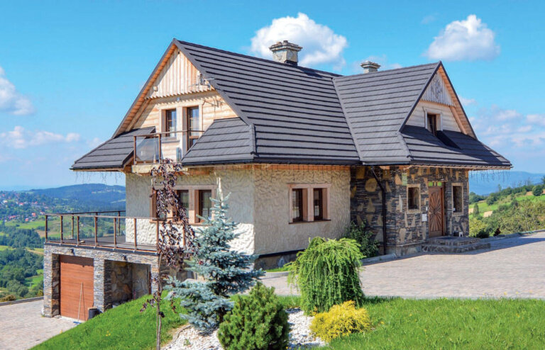 Posypka otrzymana ze skały nadaje dachówce naturalny kolor odporny na odbarwienia. Dachówki metalowe z posypką