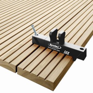 przyrząd drill tool podczas mocowania deski tarasowej