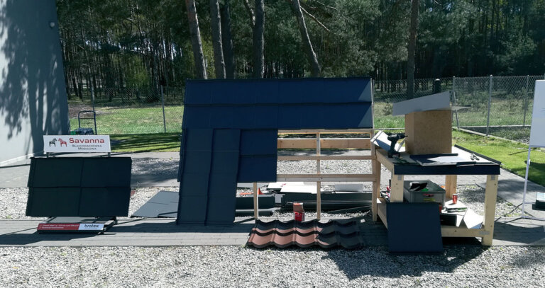 Przygotowane stanowisko pod szkolenie praktyczne z blachodachówek modułowych- szkolenia dekarskie