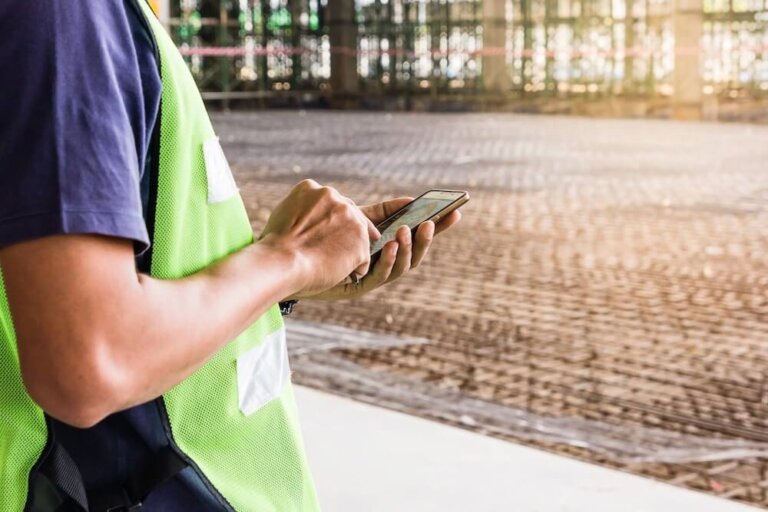 5 telefonów odpowiednich dla budowlańca