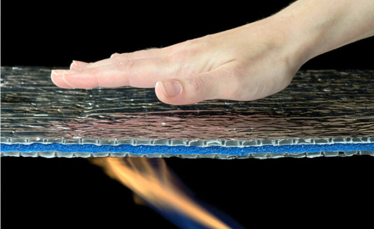 Fot. 1. Izolacja Aluthermo Quattro jest trudnopalna.