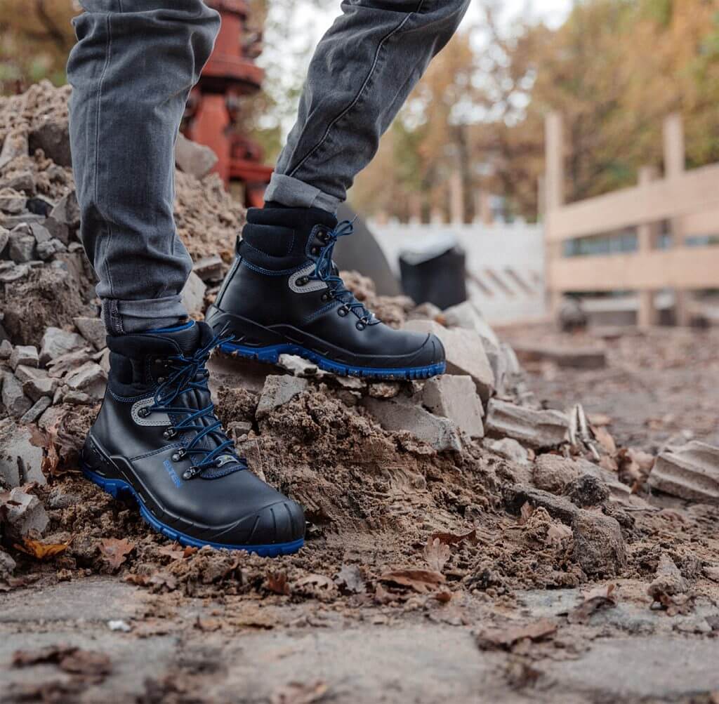 Technologia podeszwy „Safety Grip”, zastosowana na przykład w butach ochronnych z wysoką cholewką Elten „Alessio blue Mid ESD S3”, zapewnia bezpieczeństwo i przyczepność na każdym podłożu. (zdjęcie © ELTEN GmbH)