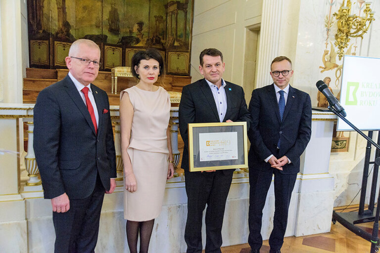 Konrad Machula w towarzystwie prof. Zbigniewa Kledyńskiego, min. Artura Sobonia i Anety Grinberg-Iwańskiej.