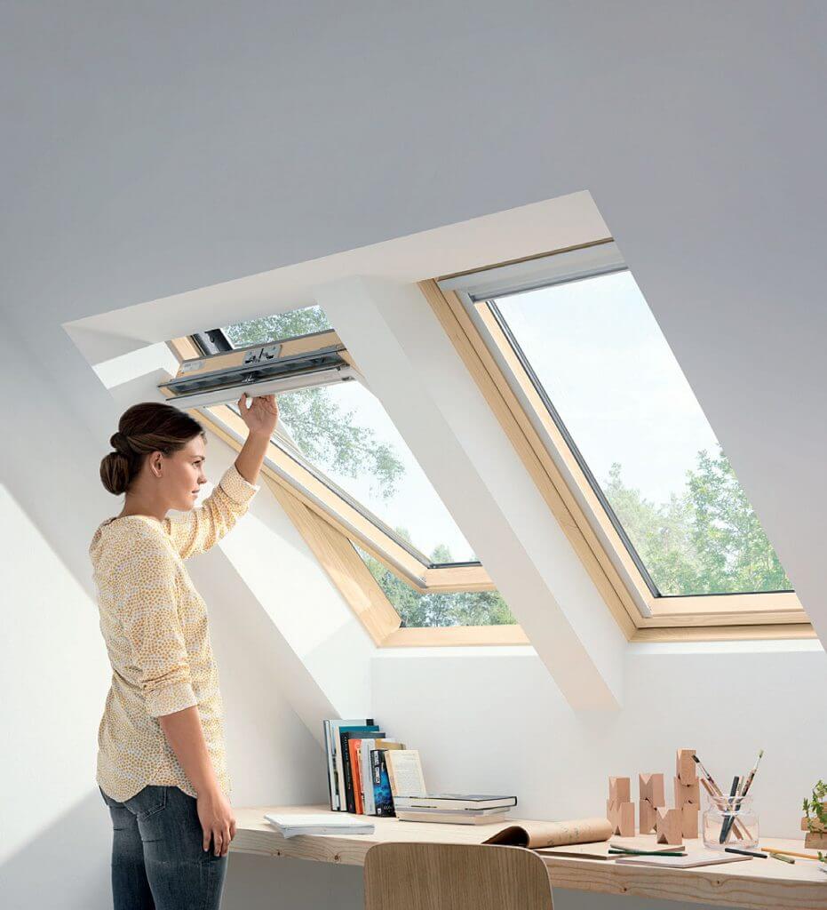Trzyszybowe okno drewniane z górnym otwieraniem VELUX GLL 1061.