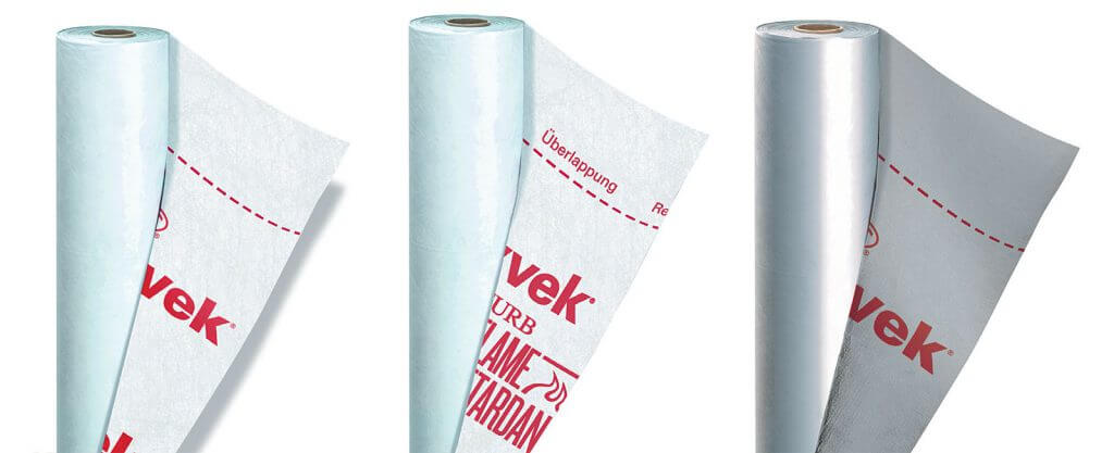 Od lewej: Tyvek® Housewrap to klasyka gatunku. Dostępny w rolkach o szerokości 1,5 m lub 2,8 m, Tyvek® FireCurb Housewrap, materiał w klasie reakcji na ogień B s1,d0. Dostępny w rolkach o szerokości 1,5 m, Tyvek® Solid Silver – odmiana membrany z metalizowaną powierzchnią, szerokość rolek 1,5 m.