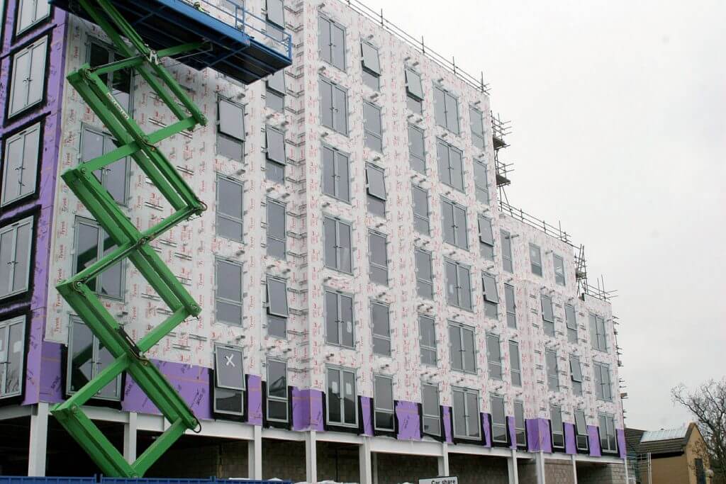 Tyvek® FireCurb® Housewrap na ścianie 6 kondygnacyjnego budynku wielorodzinnego w Milton Keynes, w Wielkiej Brytanii.