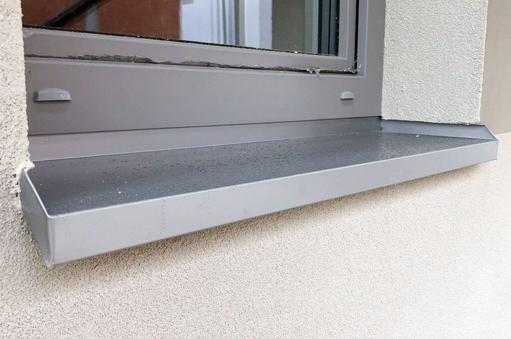Parapet z zamkniętymi szczelnie bokami