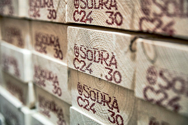 Wysoka jakość tarcicy konstrukcyjnej dla wymagających producentów konstrukcji drewnianych.Fot. www.sodra.com