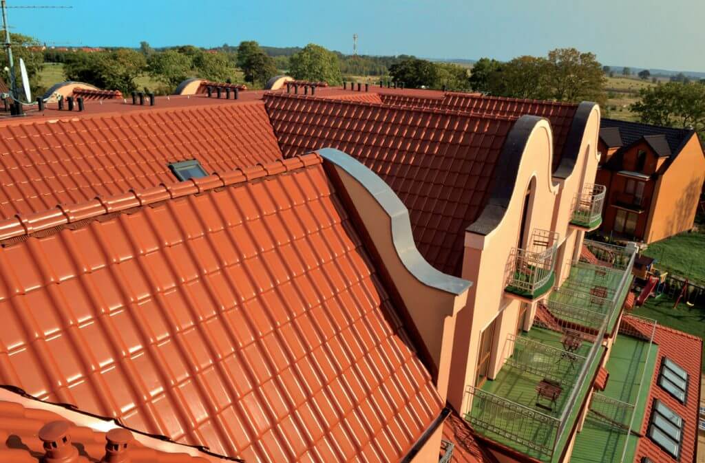 Do pokrycia 1 m² połaci wystarczy tylko 9,8 sztuk ceramicznej dachówki MONZAplus, którą znajdziemy w ofercie firmy Röben.
